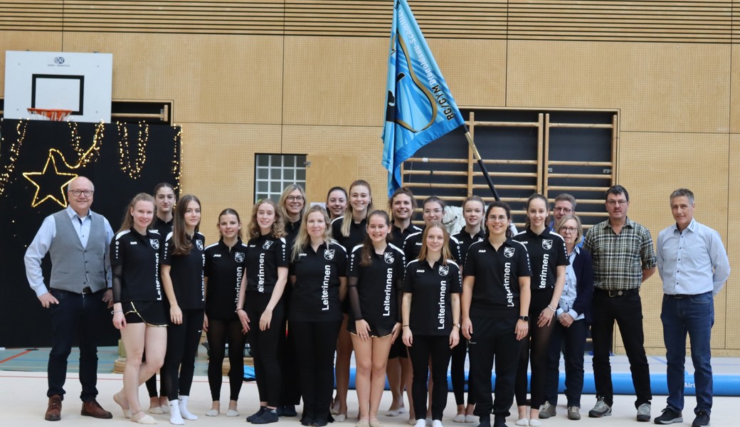 Die Leiterinnen der RG/Gym Diepoldsau-Schmitter zusammen mit dem Fähndrich und den Vertretern der Ortsgemeinde Schmitter.