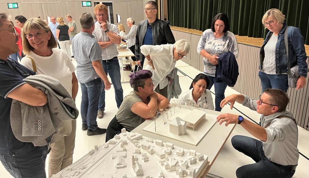 Das Modell interessierte die Auerinnen und Auer. Im Vordergrund sind das Schulhaus Wees und rechts davon (etwas heller) das neue Pfarreiheim samt Saal und gleich dahinter das (kleine) bestehende Pfarrhaus. Weiter hinten ist die Mehrzweckhalle zu sehen. 