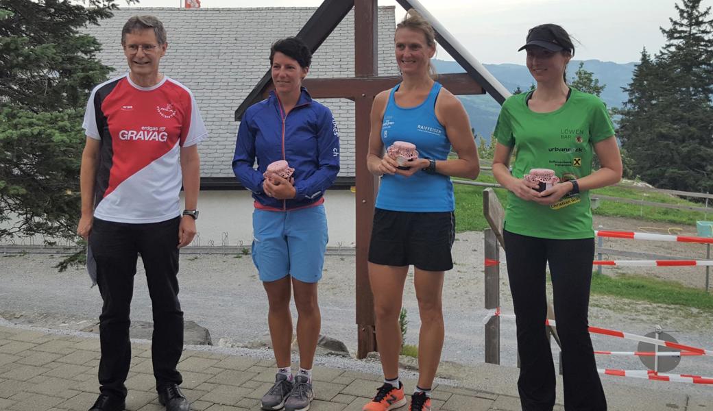 Das Podest der Frauen (von links): Mila-Präsident Heinz Brunner, Nicole Signer (3.), Iris Bechtiger (1.), Leonie Eisebraun (2.).