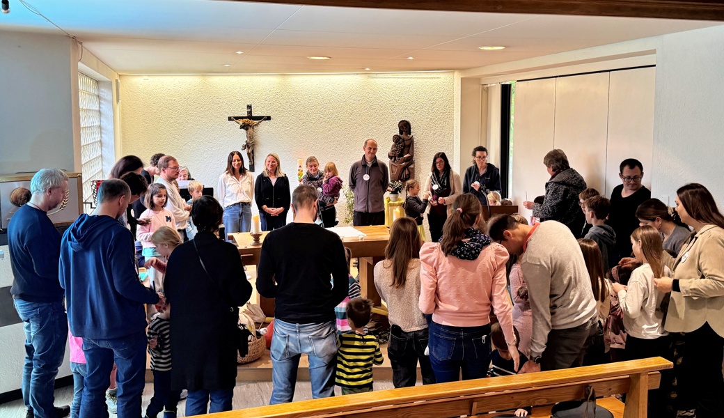 Zum Wunderkerzen-Segen bekamen die Familien Wunderkerzen, die sie anzünden durften. (pd)