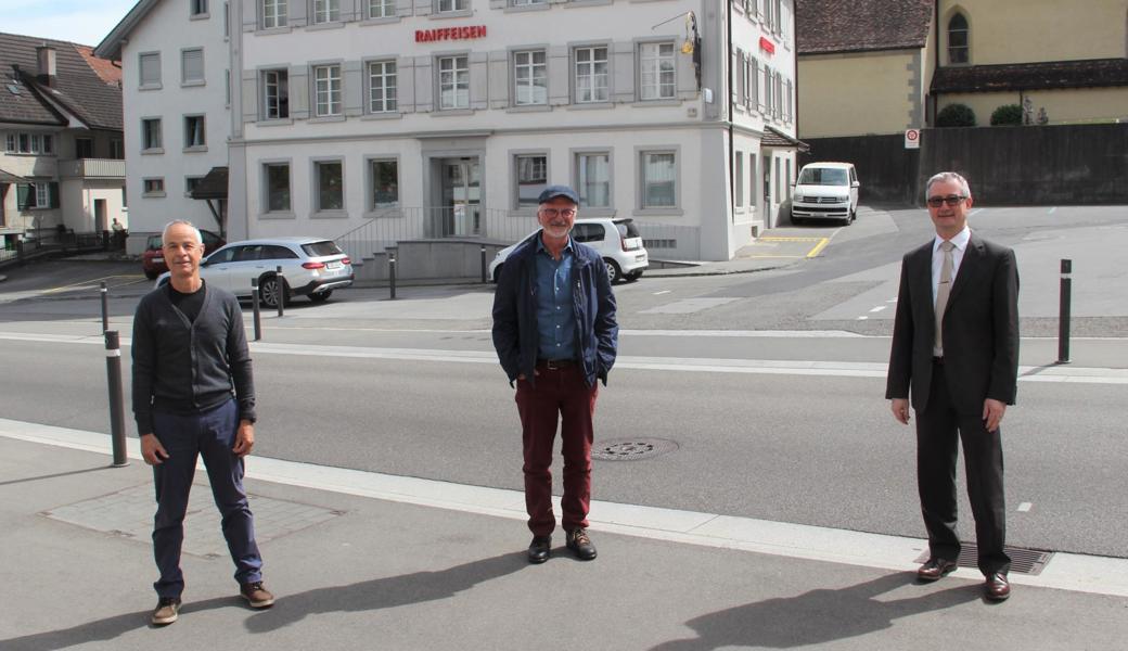 Sprachen kontrovers über die geplante Fusion der Raiffeisenbank Berneck-Au mit der Raiffeisenbank Unteres Rheintal (St. Margrethen/Rhein-eck): (von links) VR-Präsident Markus Hitz, Kritiker Peter Dietsche und Reto Zellweger als Vorsitzender der Bankleitung.