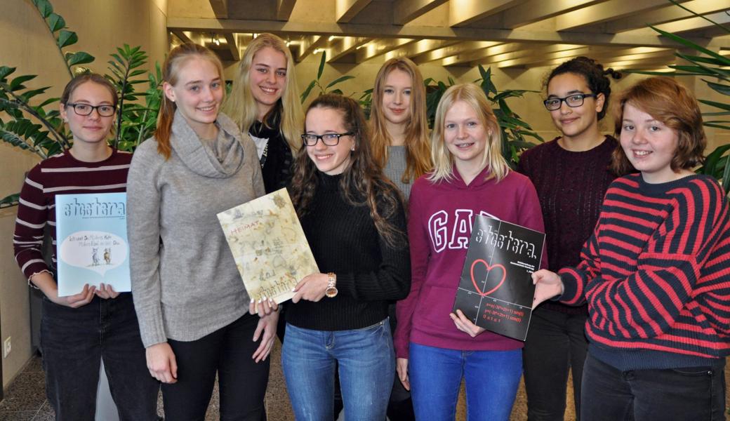 Michelle Dietz (Zweite von links) und Sarah Bocek (Dritte von rechts) waren die Chefredaktorinnen der Schülerzeitung «Etcetera».