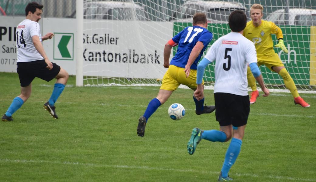 Hier trifft Willi Durot in der 74. Minute zum 4:1 für den FC Diepoldsau-Schmitter. Es schien die Entscheidung zu sein.