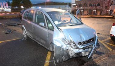 Mann flüchtet nach Selbstunfall mit gestohlenem Auto – fahrunfähig und ohne Führerausweis