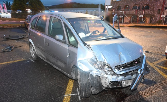 Mann flüchtet nach Selbstunfall mit gestohlenem Auto – fahrunfähig und ohne Führerausweis