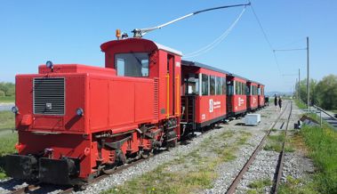 Sattelschlepper fährt in Rheinbähnle voller Kinder