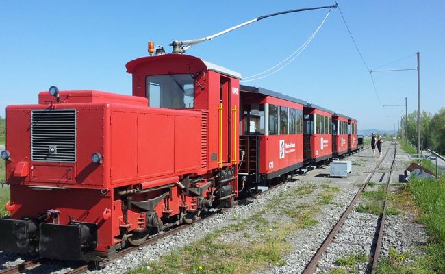 Sattelschlepper fährt in Rheinbähnle voller Kinder