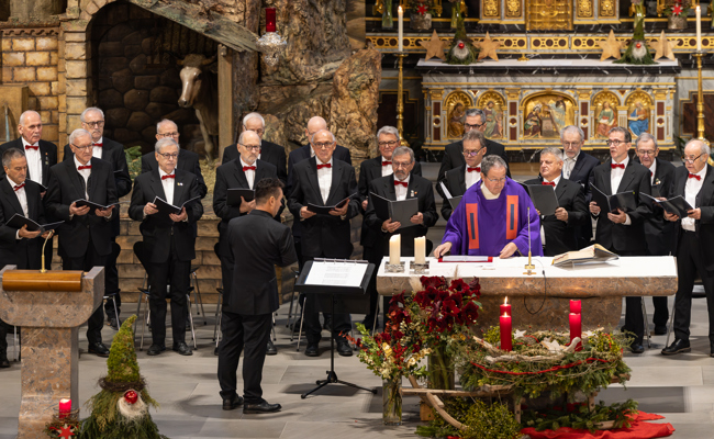 Männerchor und Weihnachtskrippe begeistern im Gottesdienst