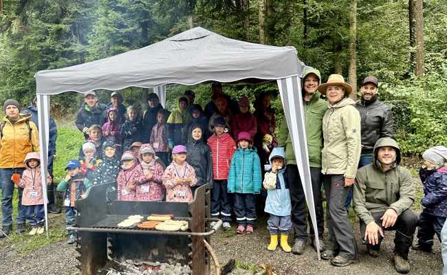Detektivische Schatzsuche im Wald: Kinder finden den „Süssigkeiten-Dieb“