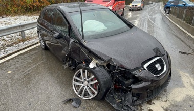 Schneeflocken machten Strasse rutschig - junger Autofahrer landete in einem Zaun