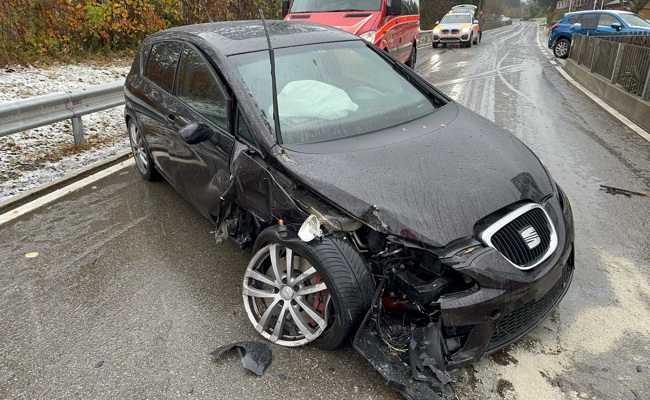 Schneeflocken machten Strasse rutschig - junger Autofahrer landete in einem Zaun