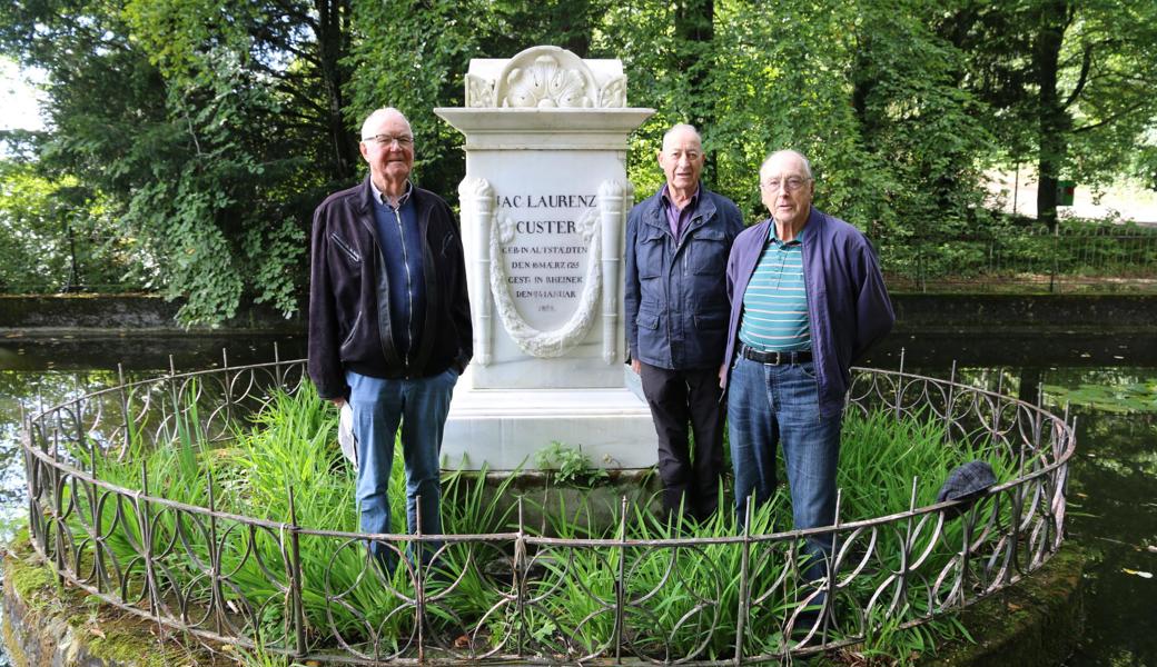 Sie sind die guten Seelen der Schlossanlage: Bruno Zünd (links), Ernst Nüesch und Hans Nüesch schauen regelmässig zum Rechten und reinigten kürzlich das Denkmal auf der Insel des Schlossweihers.