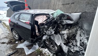 Mann prallt mit Auto in Tunnelwand und wird lebensbedrohlich verletzt