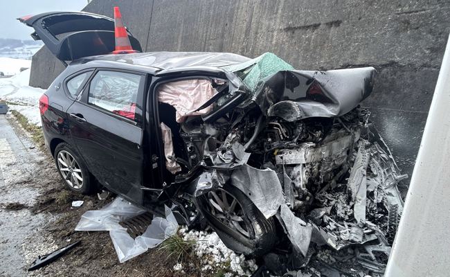 Mann prallt mit Auto in Tunnelwand und wird lebensbedrohlich verletzt