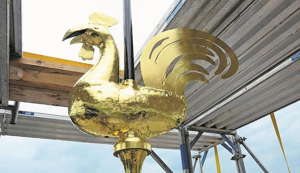 Gebhard Buschor (Pfleger, von links), Erwin Heeb (Präsident Liegenschaftskommission), Roger Benz (Präsident evangelische Kirchgemeinde), William Canal (Präsident katholische Kirchgemeinde) und Jürg Tobler (göldipartnerarchitekten) beobachten, wie der neu vergoldete Güggel montiert wird. Damit er sich im Wind dreht, ist er auf den historisch originalen Glaskugeln gelagert.  Gebhard Buschor (Pfleger, von links), Erwin Heeb (Präsident Liegenschaftskommission), Roger Benz (Präsident evangelische Kirchgemeinde), William Canal (Präsident katholische Kirchgemeinde) und Jürg Tobler (göldipartnerarchitekten) beobachten, wie der neu vergoldete Güggel montiert wird. Damit er sich im Wind dreht, ist er auf den historisch originalen Glaskugeln gelagert.