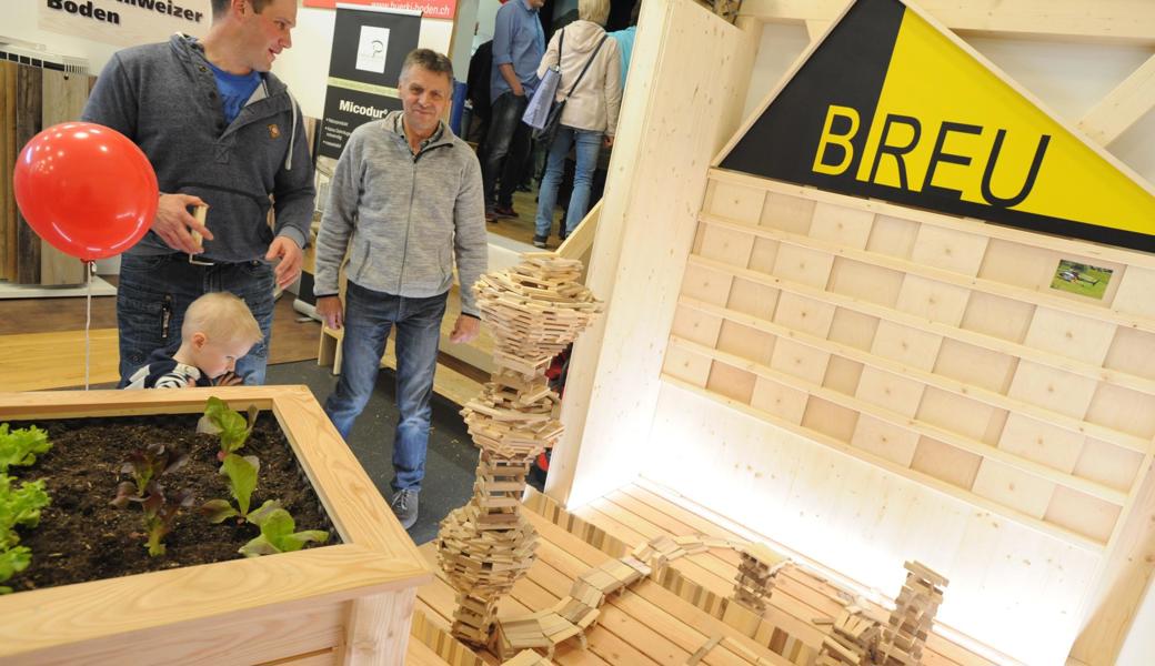 Kaum zu glauben: Der Turm aus losen Holzplättli am Stand der Breu Holzbau AG hielt – jedenfalls bis Samstagabend.