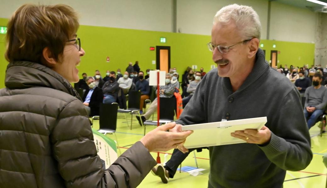 Für einmal steht er vorn: Regula Küng überreicht August Waser die Anerkennungsurkunde.