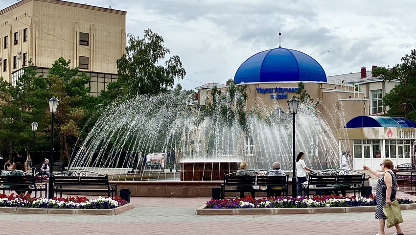 Kostanay liegt in Nordost-Kasachstan und hat rund 240000 Einwohnerinnen und Einwohner. Im Stadtzentrum ist’s aber sehr ruhig. Kostanay liegt in Nordost-Kasachstan und hat rund 240000 Einwohnerinnen und Einwohner. Im Stadtzentrum ist’s aber sehr ruhig.