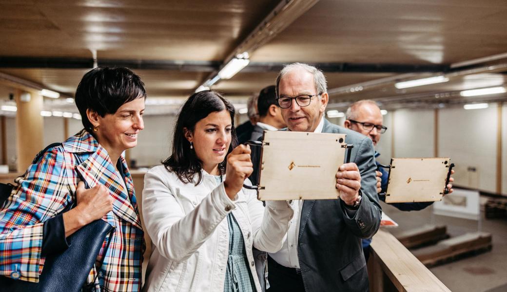 Mittels Augmented Reality Anwendung wagten die Regierungsrätinnen und Regierungsräte einen Blick in die Zukunft des Rheins.  