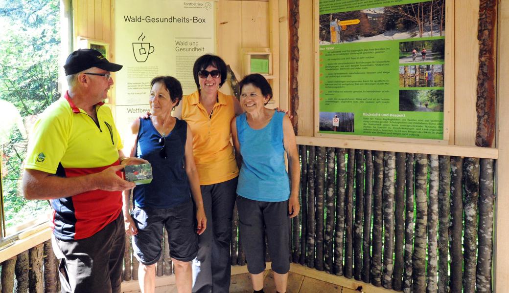 Förster Robert Kobler erklärt drei Wanderinnen, die über den Rheintaler Höhenweg an die Wald-Gesundheitsbox kamen, den vielfältigen Nutzen des Waldes.