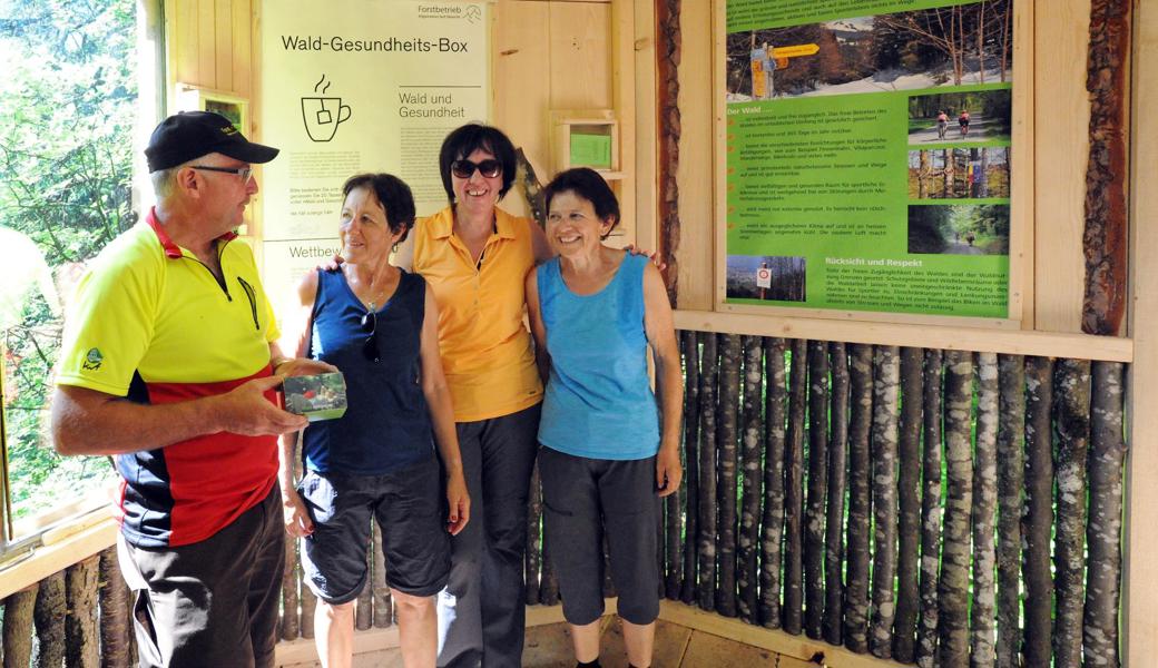 Förster Robert Kobler erklärt drei Wanderinnen, die über den Rheintaler Höhenweg an die Wald-Gesundheitsbox kamen, den vielfältigen Nutzen des Waldes.