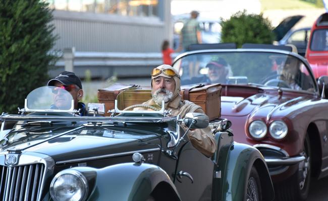 Klassische Autos im Rheintal unterwegs