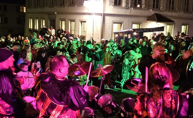 Guggesuuser eröffnen das Mönsterli am Karneval von Bernang