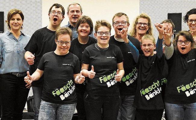 Fanclub der Fäaschtbänkler beschenkt SunSingers