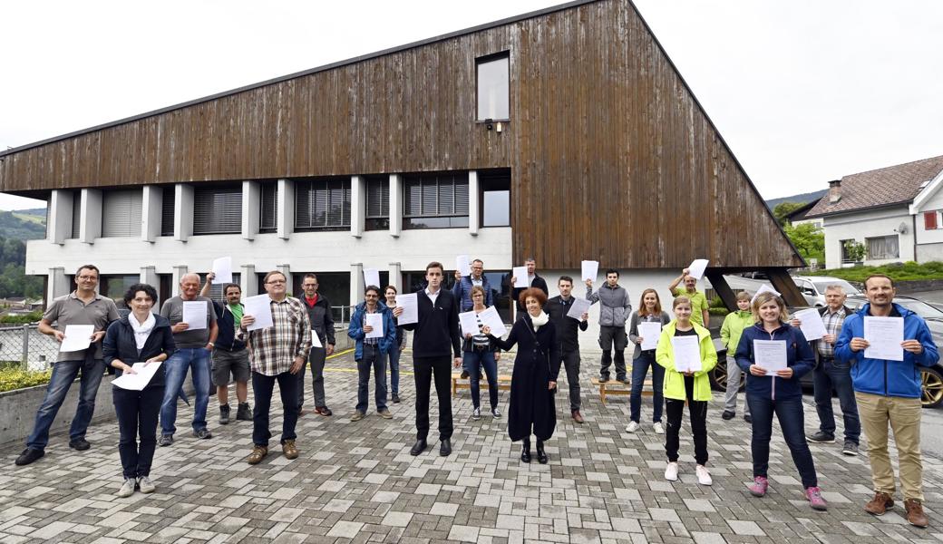 Gut 20 Einsprecher fanden sich am Montag zu einem Fototermin vor dem Gemeindehaus in Eichberg ein. «Wären keine Corona-Abstandsvorschriften einzuhalten, wären 100 gekommen», meinte Patrick Kötter, einer der Einwohner, die den Widerstand gegen die Antenne koordiniert haben. 