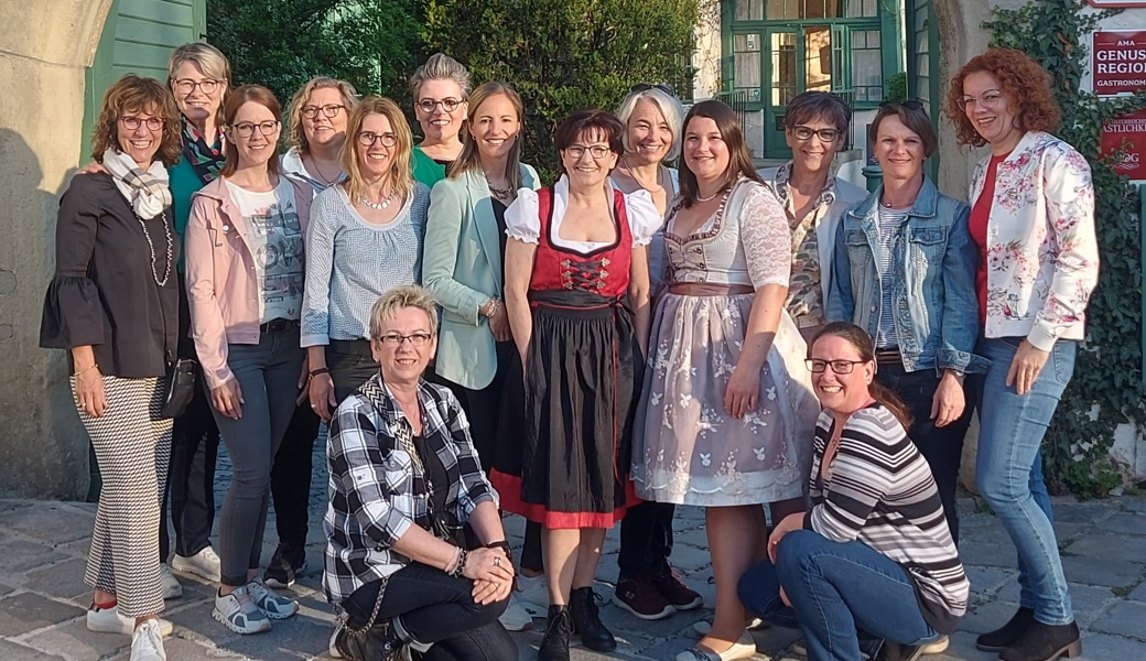 Die Rhintaler Perchtawiiber besuchten in Wien einen Heurigen.