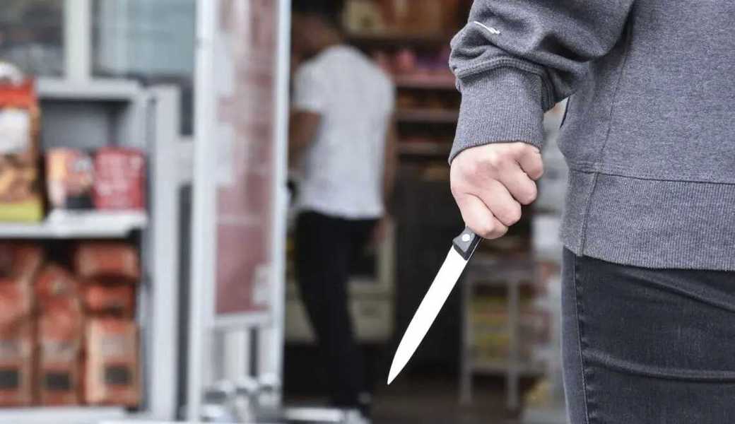 Der Räuber bedrohte zwei Angestellte mit einem Messer und erbeutete 1300 Franken. Symbolbild: Kapo SG