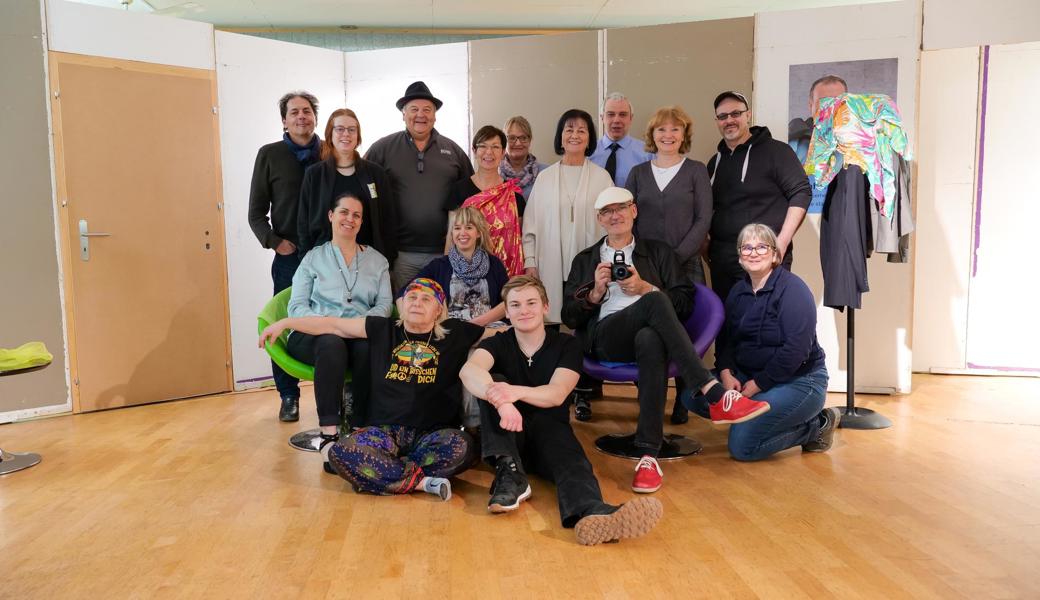 Stehen gemeinsam auf und hinter der Bühne (hinten v. l.): Andreas Neusser (Regie), Marie Helen Diefenthaler, Bruno Zahnd, Ursi Wildhaber, Karin Zingg (Regieassistentin), Corinne Pozzan, Roger Frischknecht, Anita Durot, Gianni Ceraolo; vorne v. l.: Nadja Mauro, Susi Miara, Simonie Willi, Sven Dörig, Peter Stäuble und Petra Ledergerber (Souffleuse). 