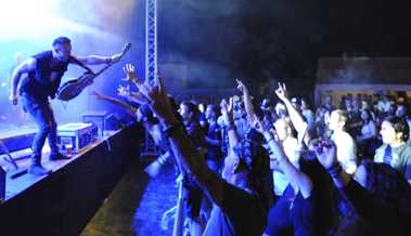 Mitsinghits fürs Partyvolk: Das «Rock am Fels» ist eine Erfolgsgeschichte
