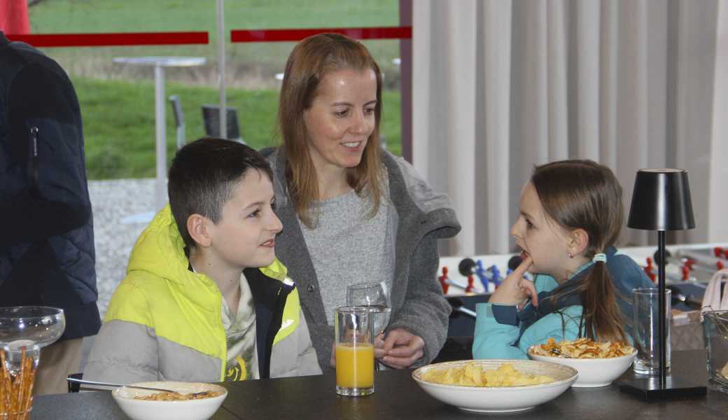 Neben Alexander Bartls Vater Armin und Bruder Daniel nahm Gattin Desirée mit Simona und Livio an der Wahlfeier teil. Livio (12) könnte vom Alter her schon 2028 selbst kandidieren. Bild: Gert Bruderer