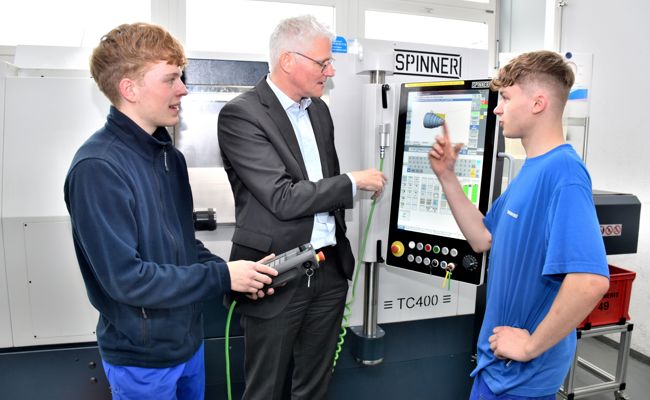 Hans Huber Stiftung ehrt Geberit und Peter Dach für vorbildliche Lehrlingsausbildung