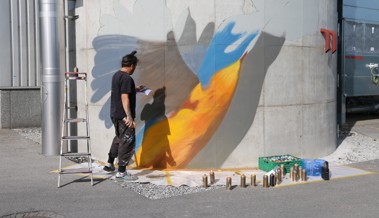 Bunte Verwandlung nahe den Gleisen: Grauer Silo wird zu Kunstprojekt