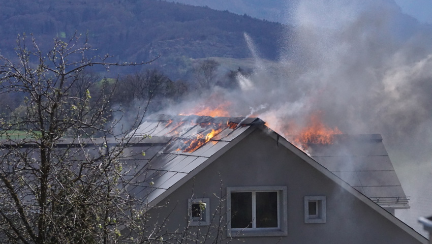 Es wird untersucht, ob die Brandursache mit einem technischen Defekt an der Photovoltaikanlage im Zusammenhang stehen könnte.