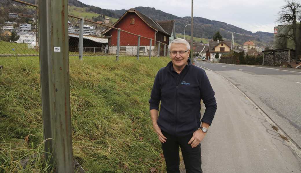 Hinter Max Gschwend ist eine der zwei letzten Strassenlampen mit H-Träger zu sehen, links der andere Träger von nahem.  