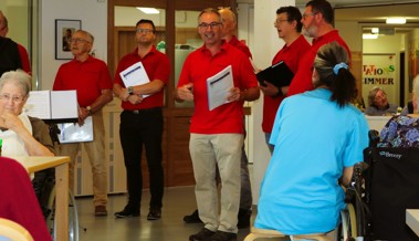 Männerchor besuchte die Bewohnenden vom Geserhus