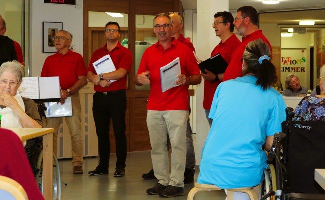 Männerchor besuchte die Bewohnenden vom Geserhus