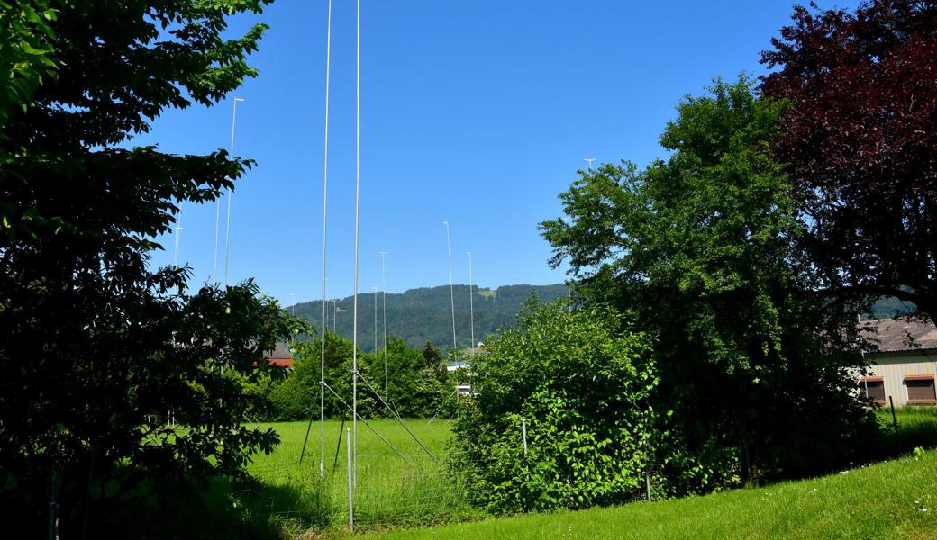 Die Visiere zeigen das Ausmass der Mehrfamilienhäuser auf der noch unbebauten Wiese an.
