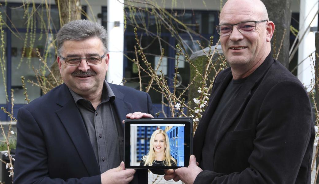 Stefan Britschgi und Rolf Huber nahmen die abwesende Claudia Graf mit elektronischer Hilfe in ihre Mitte. 