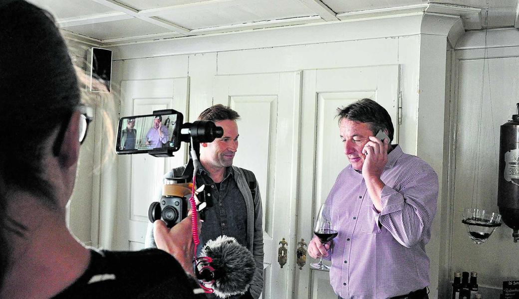 Bereits seit etwa 14 Uhr war FDP-Herausforderer Reto Schmidheiny (rechts) im Restaurant Rössli, Balgach, wo sich an die 40 Parteimitglieder der FDP und Sympathisanten am Wahlsonntag eingefunden hatten.   	 Bereits seit etwa 14 Uhr war FDP-Herausforderer Reto Schmidheiny (rechts) im Restaurant Rössli, Balgach, wo sich an die 40 Parteimitglieder der FDP und Sympathisanten am Wahlsonntag eingefunden hatten.