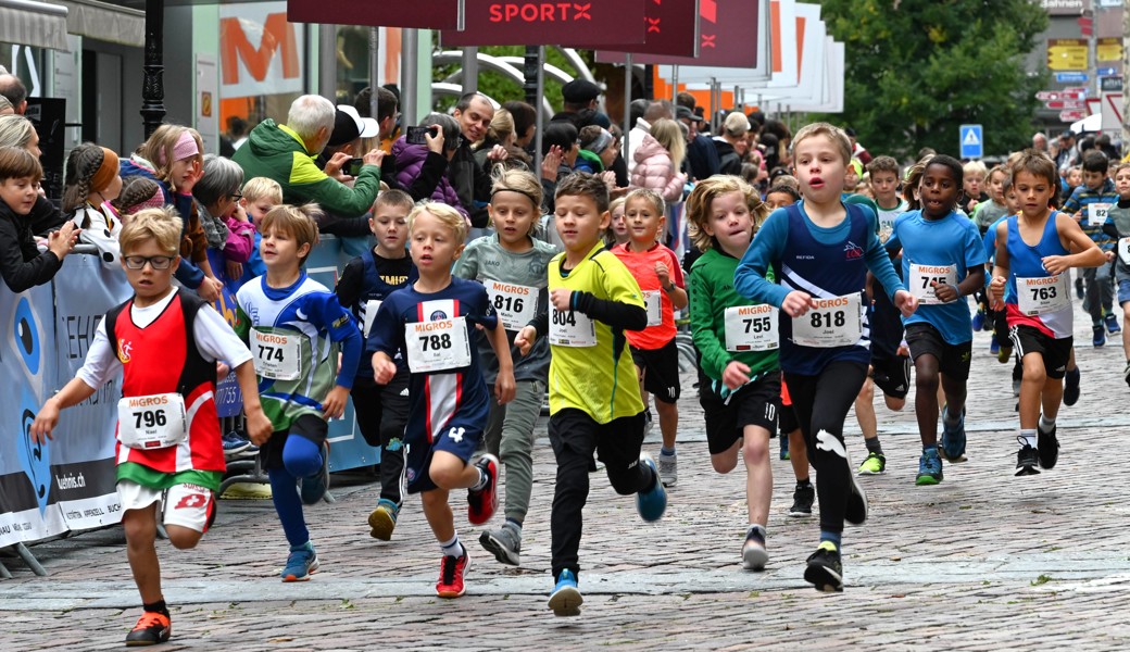 Nach den Sommerferien geht’s Schlag auf Schlag (vom ersten bis zum vierten Bild): Von 8. bis 10. August findet in Widnau das Faustball-Grenzlandturnier statt, am 17. August der Rhyathlon. Der Städtlilauf folgt am 6. September, das Forst-Bikerennen am 25. August.