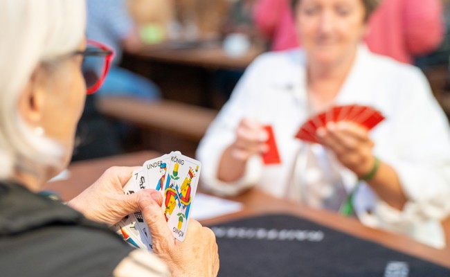 Taktik, zufällige Spielpartner und Kartenglück: Das Rhema Jassturnier geht in die vierte Runde