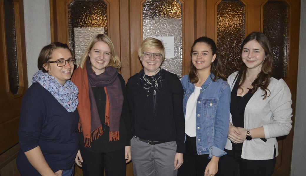 Weiblicher Schwung: Die beiden neuen Obfrauen der Jungmusik und Beginnerband: Marie-Theres Lüchinger (links) und Sandra Schmid (Mitte) mit der neuen Dirigentin der Jungmusik: Emma Riemer (2. v. l.). Sarah Gächter (2. v. r.) und Tamara Stieger (rechts) wurden als Kandidatinnen in den Musikverein aufgenommen.