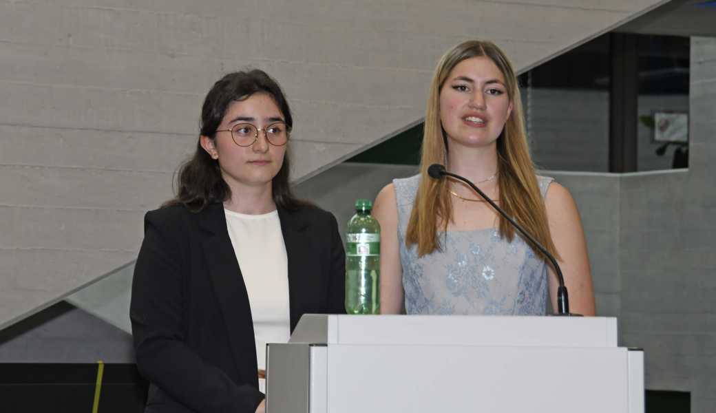 Ajna Sulajmani (links) und Enola Schmidheiny nennen die Matura in ihrer Ansprache als ein Symbol für ihre persönliche Entwicklung und den Übergang zur Selbstbestimmung. 