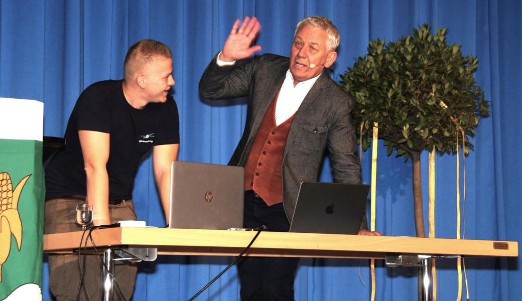 «Redet miteinander, damit wir das technische Problem in Ruhe lösen können», sagt Röbi Koller (rechts) zu den 100 Gewerblerinnen und Gewerblern. 