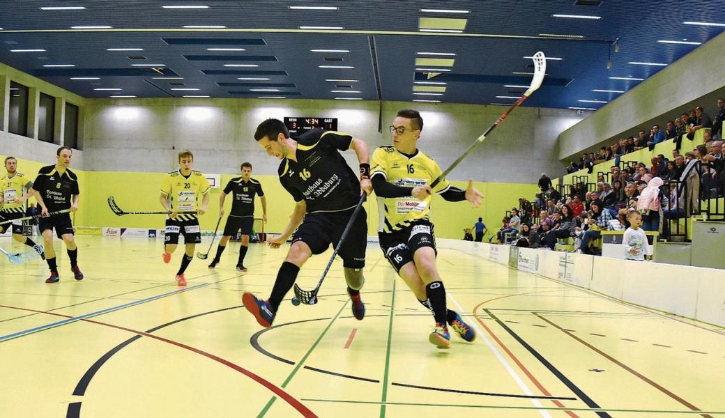 Vor 300 Zuschauern setzten sich die Rheintal Gators gegen United Toggenburg 6:4 durch – auch wenn in dieser Szene Kaj Oehler (rechts) hängen bleibt.