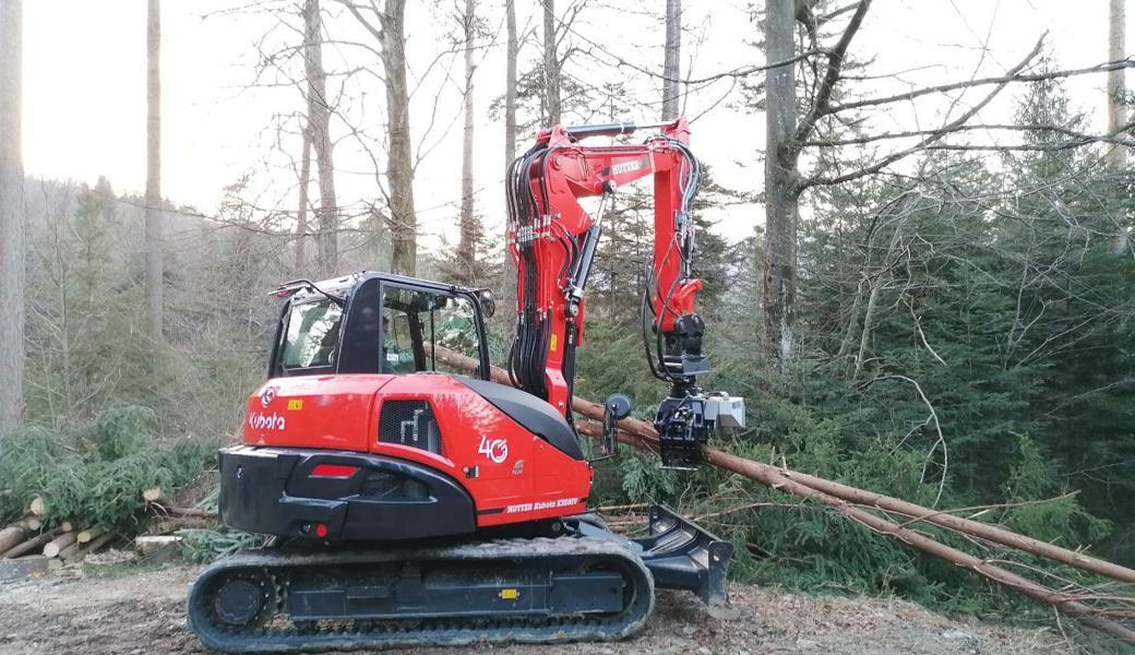 Der Bagger mit am Arm montierter Greifersäge während Testarbeiten. 